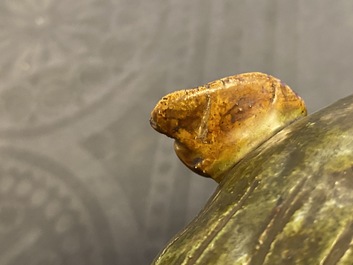 Une paire de mod&egrave;les de lions gardiens en porcelaine de Chine &agrave; &eacute;mail sancai, Ming